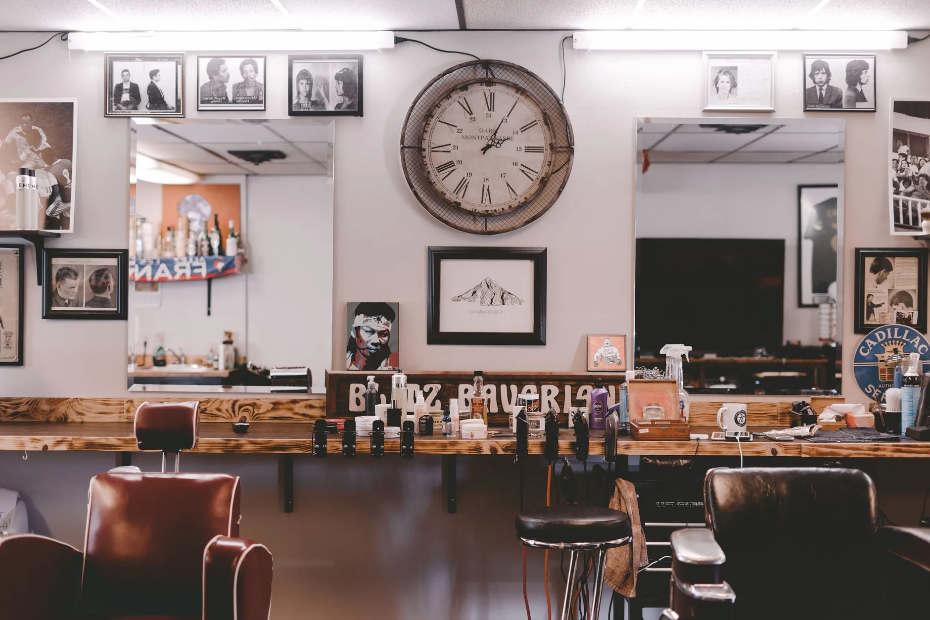 Interior da barbearia com cadeira de couro e luz quente